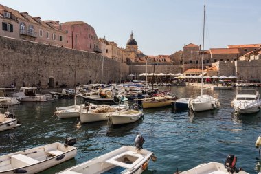 Güneşli bir günde Eski Dubrovnik Kasabası 'nın Eski Limanı manzarası. Hırvatistan