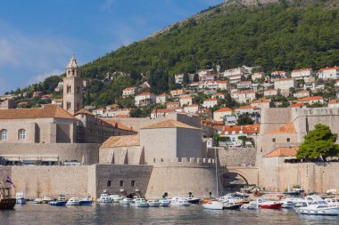 Güneşli bir günde Eski Dubrovnik Kasabası 'nın Eski Limanı manzarası. Hırvatistan