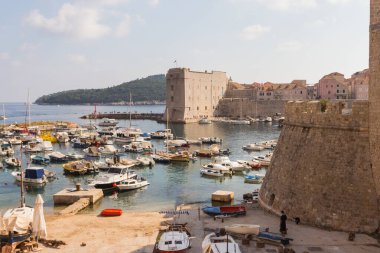 Güneşli bir günde Eski Dubrovnik Kasabası 'nın Eski Limanı manzarası. Hırvatistan