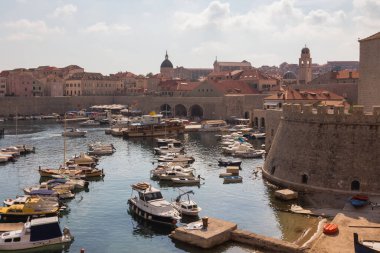 Güneşli bir günde Eski Dubrovnik Kasabası 'nın Eski Limanı manzarası. Hırvatistan