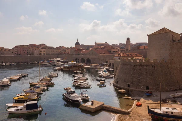 Güneşli bir günde Eski Dubrovnik Kasabası 'nın Eski Limanı manzarası. Hırvatistan