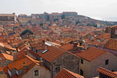Dubrovnik 'in Eski Kasabası' nın çatılarının manzarası. Hırvatistan