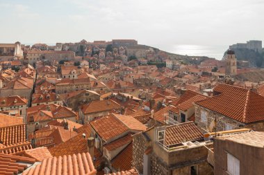 Dubrovnik 'in Eski Kasabası' nın çatılarının manzarası. Hırvatistan