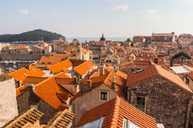 Dubrovnik 'in Eski Kasabası' nın çatılarının manzarası. Hırvatistan