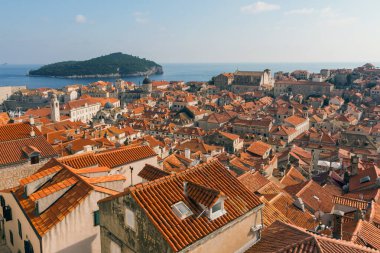 Dubrovnik 'in Eski Kasabası' nın çatılarının manzarası. Hırvatistan