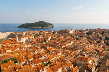 Dubrovnik 'in Eski Kasabası' nın çatılarının manzarası. Hırvatistan