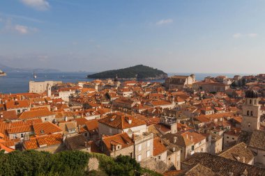 Dubrovnik 'in Eski Kasabası' nın çatılarının manzarası. Hırvatistan