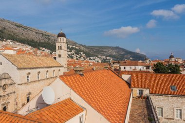 Dubrovnik 'in Eski Kasabası' nın çatılarının manzarası. Hırvatistan