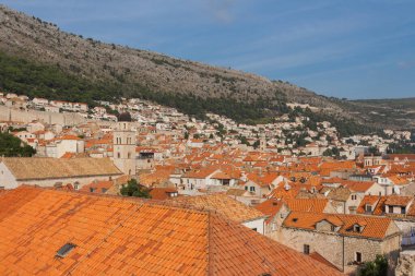 Dubrovnik 'in Eski Kasabası' nın çatılarının manzarası. Hırvatistan