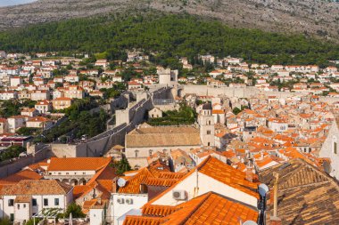 Dubrovnik 'in Eski Kasabası' nın çatılarının manzarası. Hırvatistan