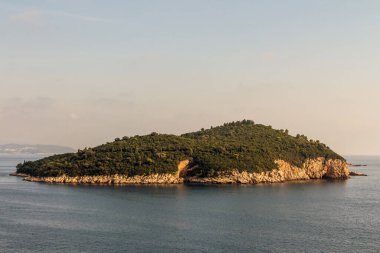Dubrovnik şehrinin yakınlarındaki Lokrum Adası manzarası. Hırvatistan 