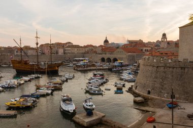 Eski Dubrovnik Kasabası 'nın Eski Limanı' nın günbatımında manzarası. Hırvatistan