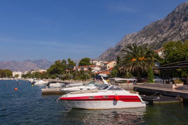 Kotor Körfezi 'ndeki tekne parkının görüntüsü. Kotor. Karadağ