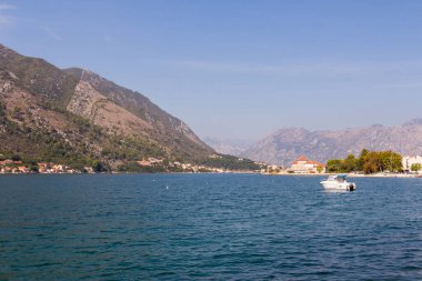 Güneşli bir günde Kotor Körfezi manzarası. Kotor. Karadağ 
