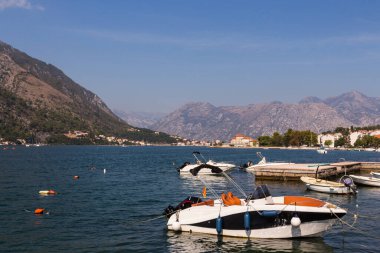 Kotor Körfezi 'ndeki tekne parkının görüntüsü. Kotor. Karadağ