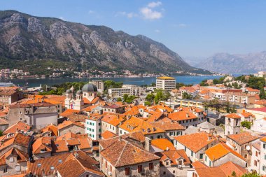 Güneşli bir yaz gününde yüksek bir noktadan Kotor şehri manzarası. Karadağ 