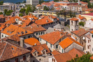 Güneşli bir yaz gününde yüksek bir noktadan Kotor şehri manzarası. Karadağ 