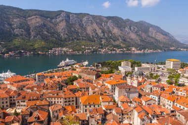 Güneşli bir yaz gününde yüksek bir noktadan Kotor şehri manzarası. Karadağ 