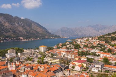 Güneşli bir yaz gününde yüksek bir noktadan Kotor şehri manzarası. Karadağ 