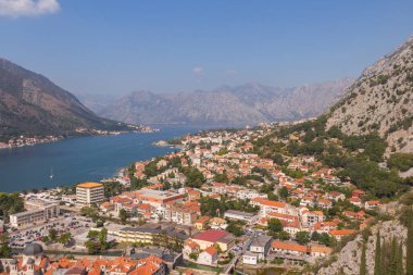 Güneşli bir yaz gününde yüksek bir noktadan Kotor şehri manzarası. Karadağ 