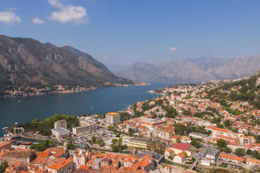 Güneşli bir yaz gününde yüksek bir noktadan Kotor şehri manzarası. Karadağ 