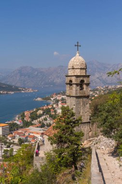 Kotor kasabasındaki bir tepenin üzerinde duran Çaresi Kilisesi 'nin çan kulesinin muhteşem manzarası. Karadağ 