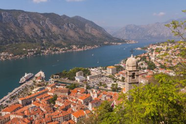 Kotor kasabasındaki bir tepenin üzerinde duran Çaresi Kilisesi 'nin çan kulesinin muhteşem manzarası. Karadağ 