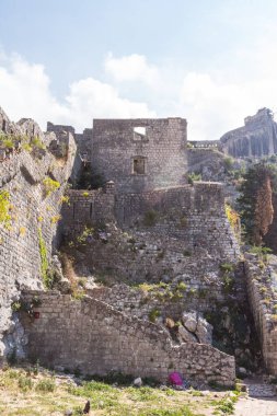 Kotor kasabası yakınlarındaki San Giovanni Kalesi 'nin antik duvarlarının manzarası. Karadağ 