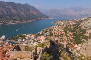 Güneşli bir günde San Giovanni Kalesi 'nden Kotor' un güzel manzarası. Karadağ 