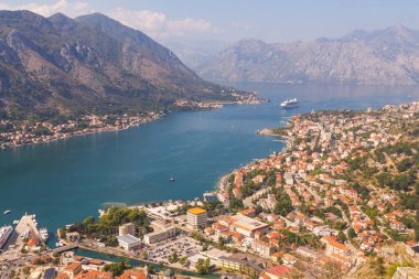 Güneşli bir yaz gününde yüksek bir noktadan Kotor şehri manzarası. Karadağ 