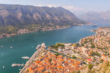 Güneşli bir yaz gününde yüksek bir noktadan Kotor şehri manzarası. Karadağ 