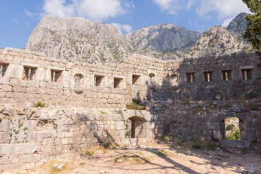 Kotor kasabası yakınlarındaki San Giovanni Kalesi 'nin antik duvarlarının manzarası. Karadağ 