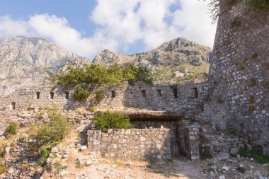 Kotor kasabası yakınlarındaki San Giovanni Kalesi 'nin antik duvarlarının manzarası. Karadağ 