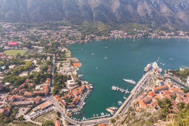 Güneşli bir yaz gününde yüksek bir noktadan Kotor şehri manzarası. Karadağ 