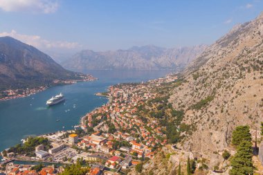 Güneşli bir yaz gününde yüksek bir noktadan Kotor şehri manzarası. Karadağ 