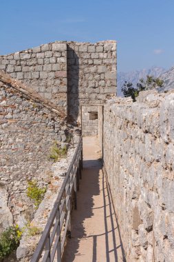 Kotor kasabası yakınlarındaki San Giovanni Kalesi 'nin antik duvarlarının manzarası. Karadağ 