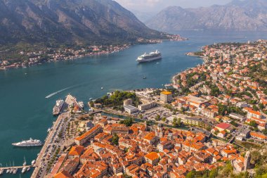 Güneşli bir yaz gününde yüksek bir noktadan Kotor şehri manzarası. Karadağ 