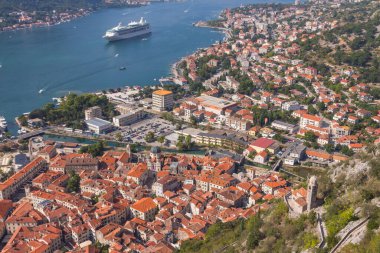 Güneşli bir yaz gününde yüksek bir noktadan Kotor şehri manzarası. Karadağ 