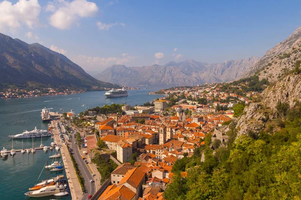 Güneşli bir yaz gününde yüksek bir noktadan Kotor şehri manzarası. Karadağ 