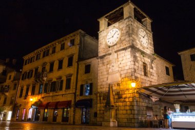 Gece Eski Kotor Kasabası 'ndaki tarihi saat kulesi. Karadağ 