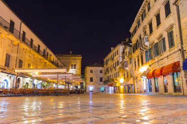 Gece Eski Kotor Kasabası 'nda bir meydan. Karadağ 