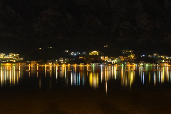 Световые Линии Водной Поверхности Которского Залива Ночью Черногория — стоковое фото