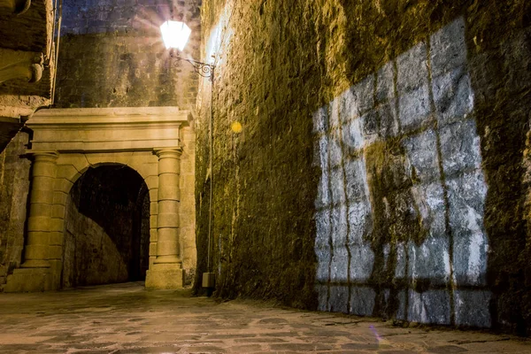 Silhueta Feminina Parede Uma Rua Histórica Cidade Kotor Montenegro — Fotografia de Stock