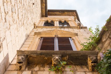 Eski Kotor Kasabası 'ndaki tarihi bir evin cephesi. Karadağ 