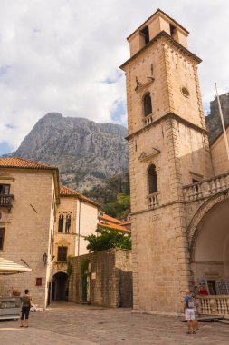 Eski Kotor Kasabası 'ndaki Aziz Tryphon Katedrali' nin manzarası. Karadağ 