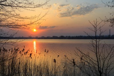 Kyiv gölünün üzerinde güzel bir gün batımı. Ukrayna 