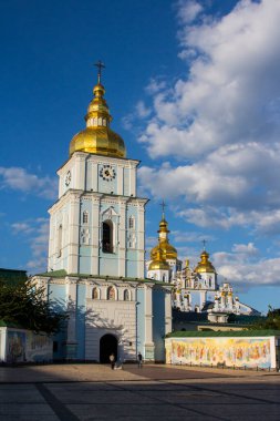 Güneşli bir günde Kiev 'deki St. Michael' s Golden Domed Manastırı 'nın çan kulesinin manzarası. Ukrayna 
