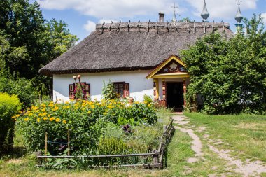 Pereyaslav 'daki açık hava müzesindeki tarihi geleneksel köy evi. Ukrayna 