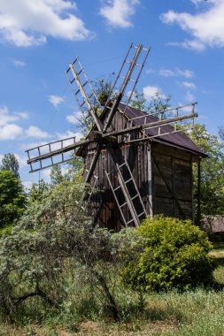 Pereyaslav 'daki açık hava müzesinde tarihi ahşap yel değirmeni. Ukrayna 