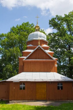 Drohobych 'teki Kutsal Şehit Paraskeva' nın eski ahşap kilisesinin manzarası. Ukrayna 